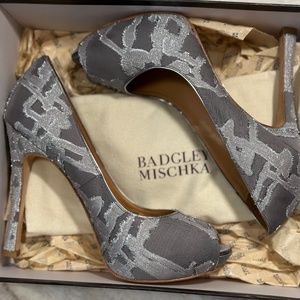 Badgley Mischka Roxie peep-toe heels W9 EUC